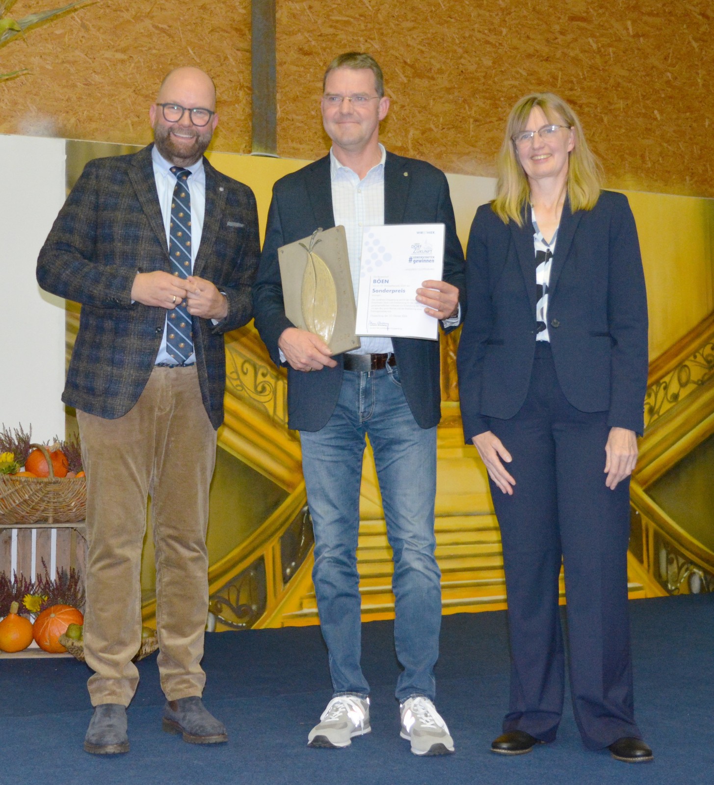 &Uuml;bergabe Sonderpreis an B&ouml;en durch Landrat Wimberg